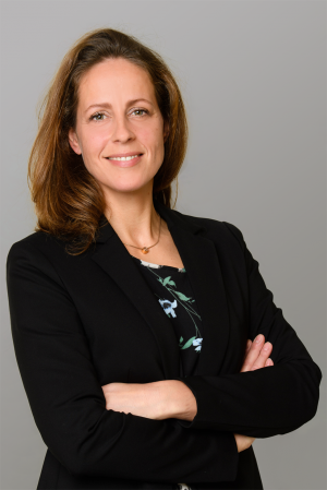 Eveline portret 1a lage resolutie grey bg